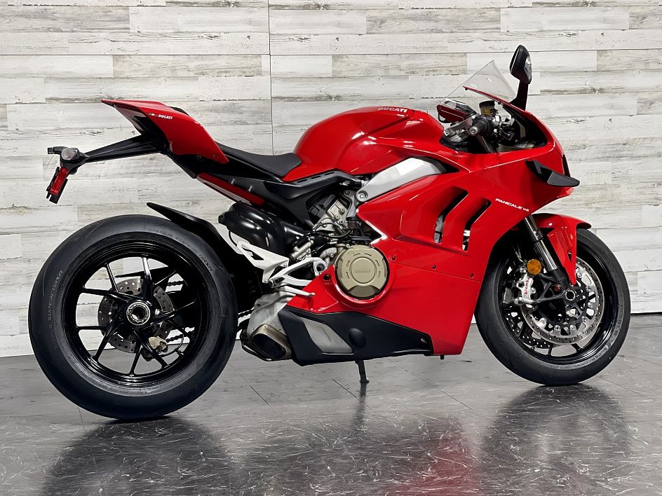 2018 Ducati panigale V4  (+971561943867)