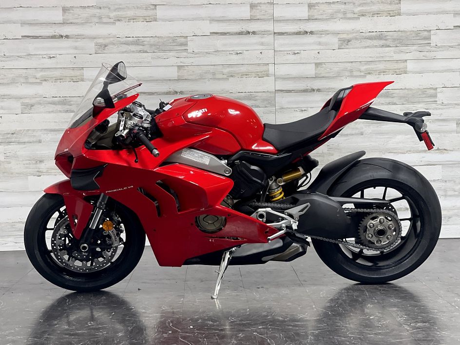 2018 Ducati panigale V4  (+971561943867)