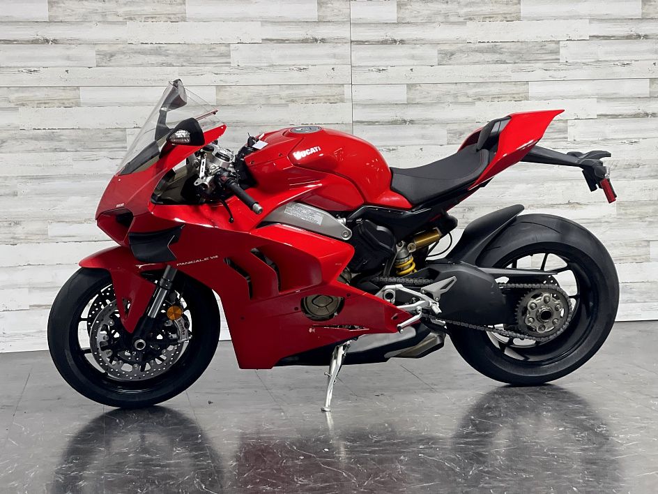 2018 Ducati panigale V4  (+971561943867)