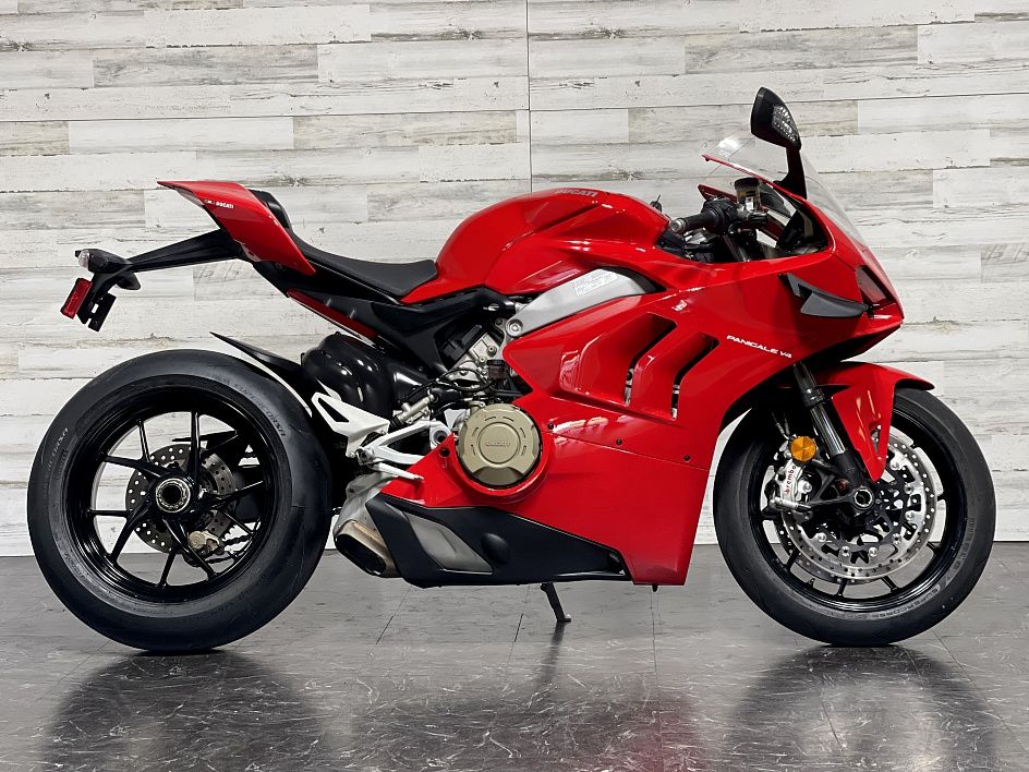 2018 Ducati panigale V4  (+971561943867)