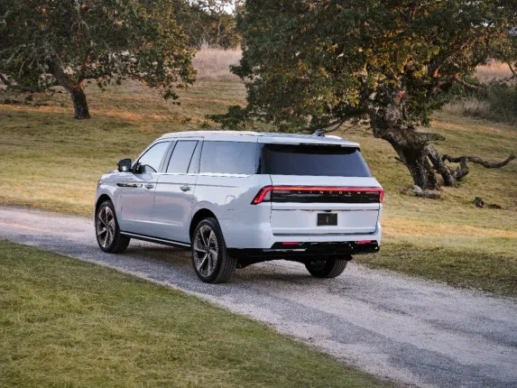2025 Lincoln Navigator Review | Luxury SUV Reimagined