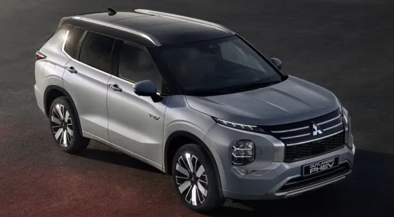 2026 Mitsubishi Outlander PHEV Review | Auto Trader UAE