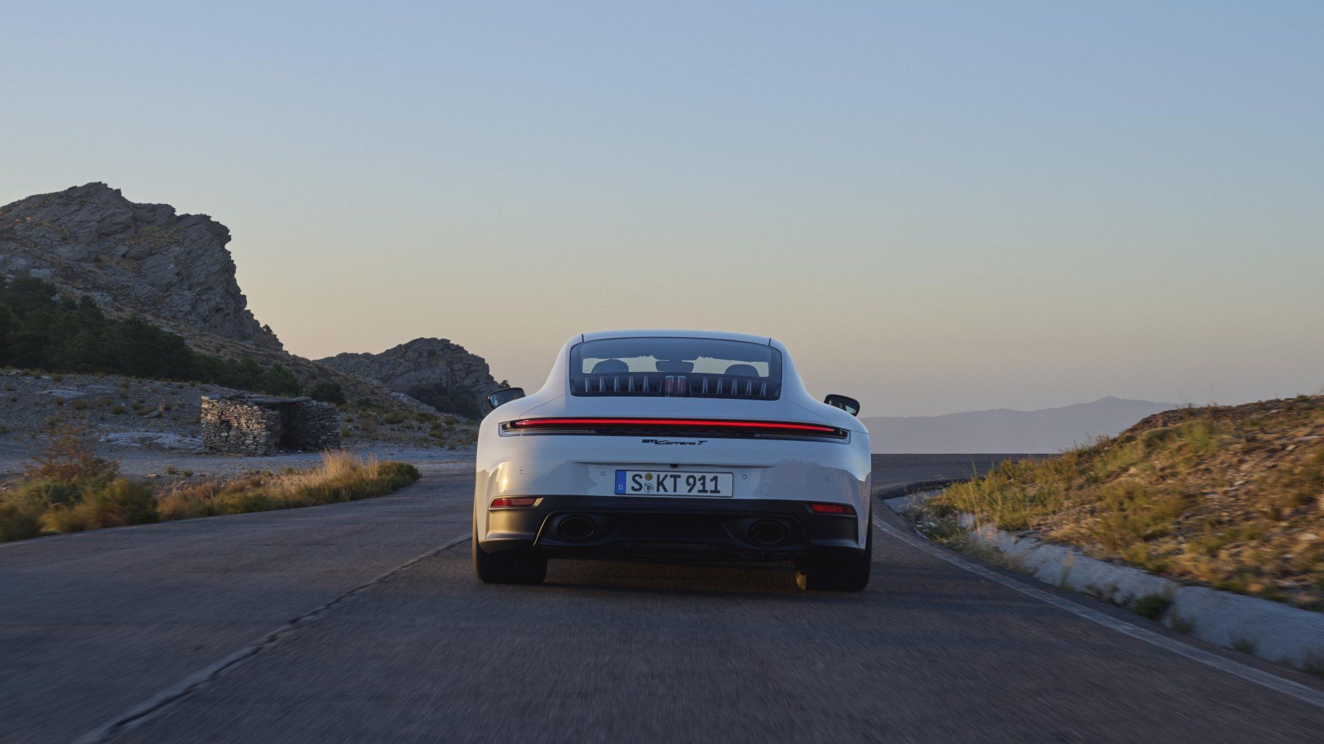 Porsche 911 Carrera T: Pure Driving Thrills in Coupé & Cabriolet