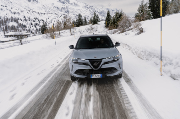 Alfa Romeo Junior Ibrida Q4: The Most Advanced AWD Hybrid