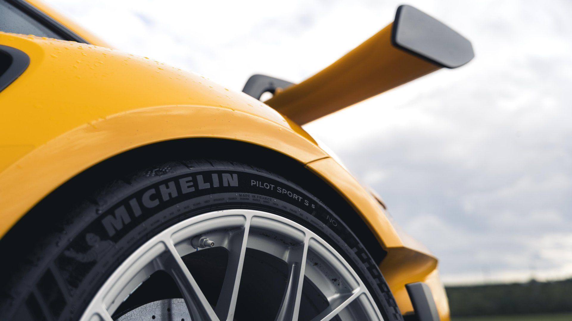 Porsche & Michelin Unveil Pilot Sport S 5 Tyre for Wet Track Conditions