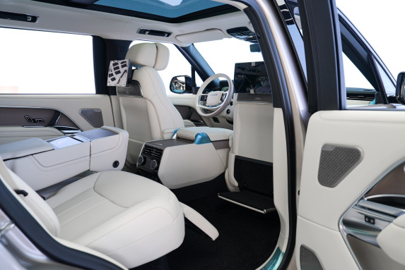 2025 Range Rover Vogue Autobiography P530 LWB V8 Arrives at Exotic Cars Dubai