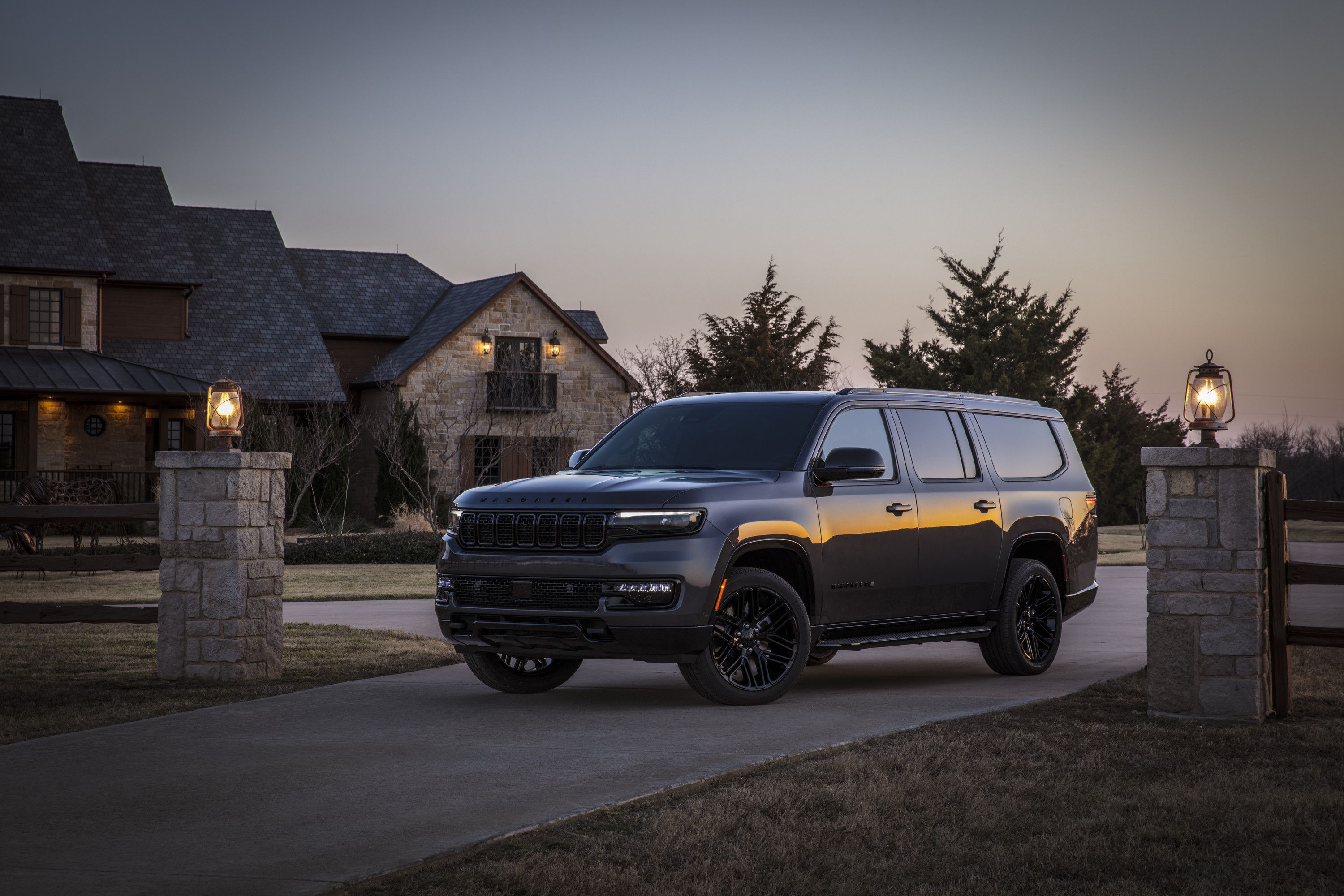 Chrysler Pacifica & Jeep Wagoneer L Win 2025 Best Cars for Families Award