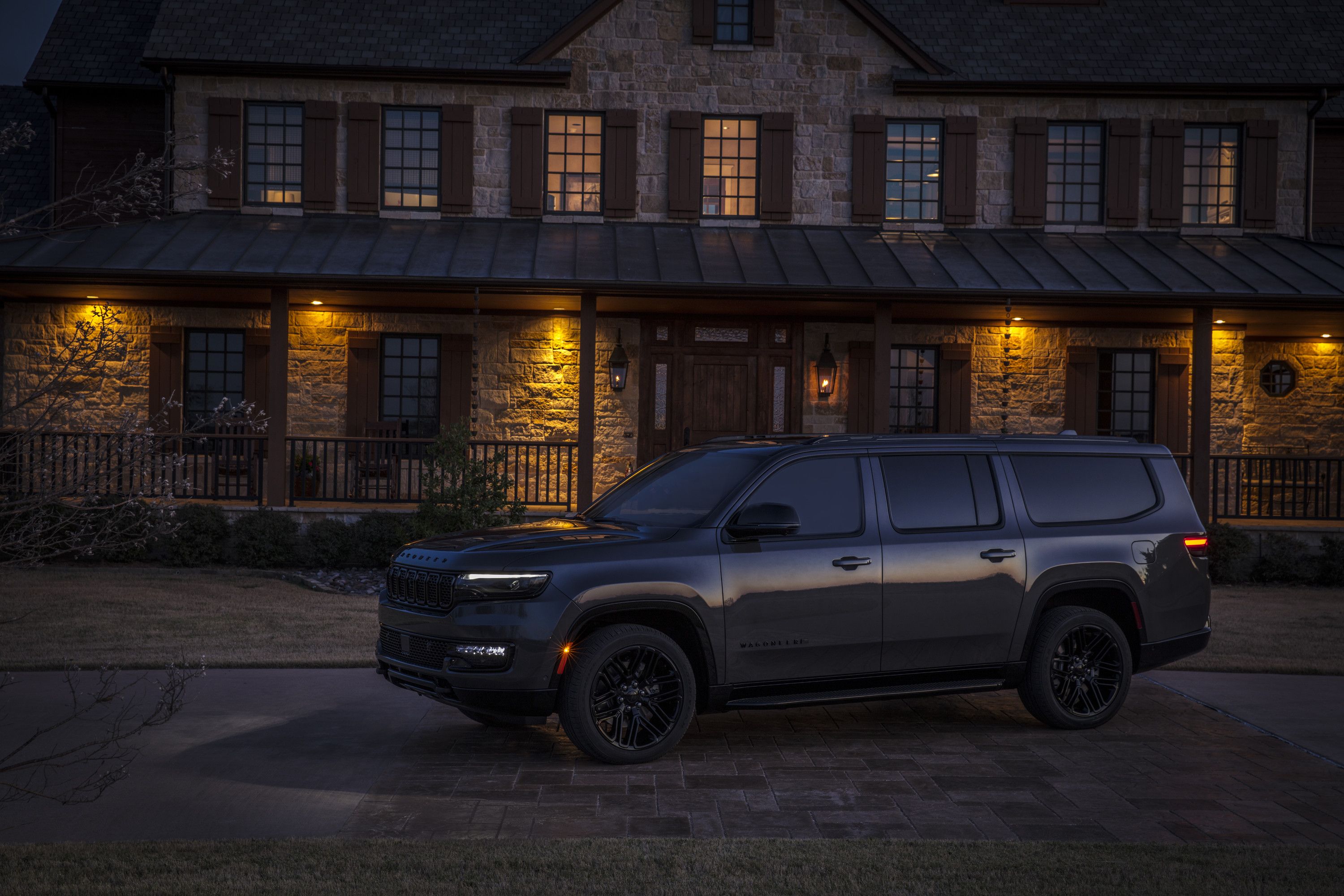 Chrysler Pacifica & Jeep Wagoneer L Win 2025 Best Cars for Families Award