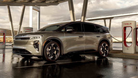 Lucid Gravity: 450-Mile Range & Tesla Supercharger Access