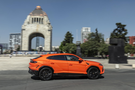 Lamborghini Urus SE Debuts in Mexico | The Most Powerful Super SUV