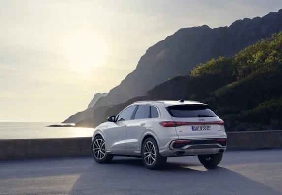 Audi Q5 e-hybrid – Luxury Plug-In SUV with 100km Electric Range