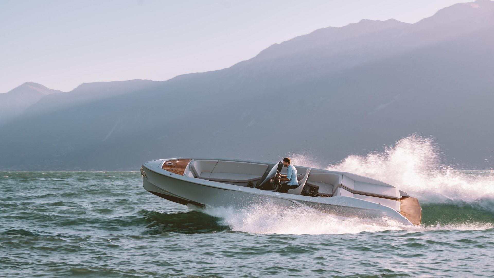 Frauscher x Porsche 850 Fantom Air – Award-Winning Electric Sports Boat