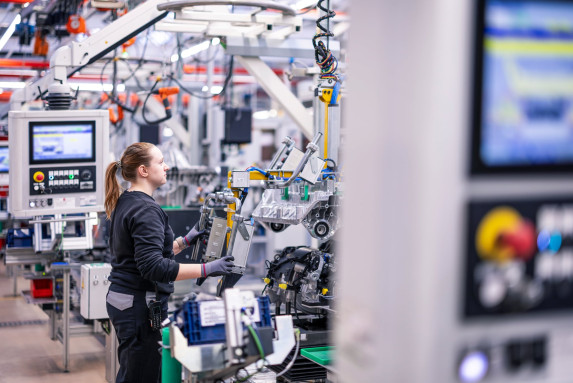 Mercedes-Benz Transforms Production with AI & Humanoid Robots