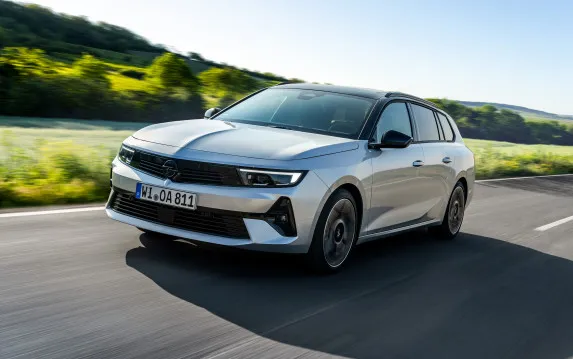 Opel Astra Sports Tourer Hybrid: Efficient Allrounder for Work & Family