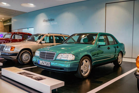 Individuality with Designo: Mercedes-Benz C 280 “Sport” at the Museum