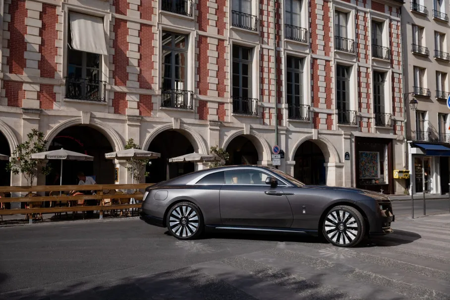 Rolls-Royce Street Style: Cullinan and Spectre at Paris Fashion Week