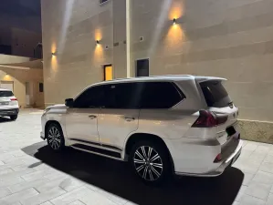 2021 لكزس أل أكس ٥٧٠