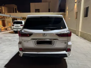 2021 لكزس أل أكس ٥٧٠