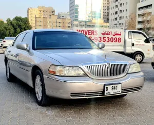 2009 لينكولن تاون كار in dubai