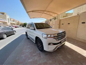2016 تويوتا لاند كروزر in dubai