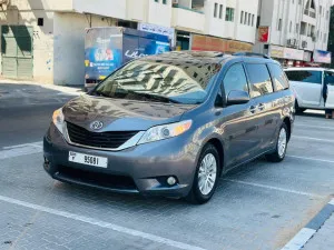 2013 تويوتا سيينا in dubai