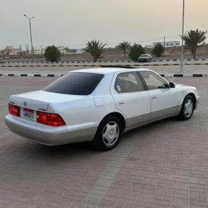 2000 Lexus LS 400