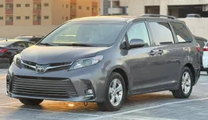 2017 تويوتا سيينا in dubai