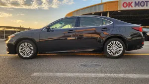 2017 Lexus ES in dubai