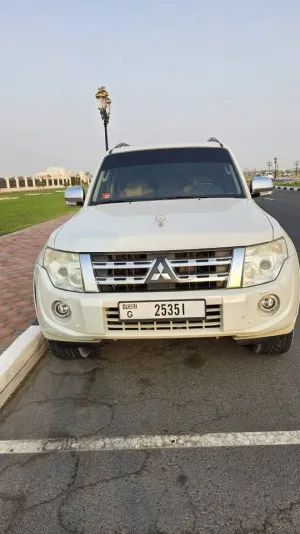 2014 ميتسوبيشي باجيرو in dubai