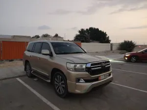 2016 تويوتا لاند كروزر in dubai
