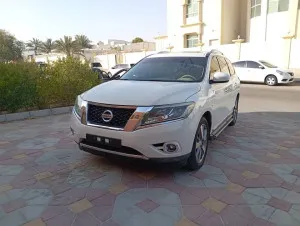 2015 نيسان باثفايندر  in dubai