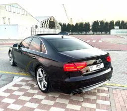 2013 اودي اس ٨