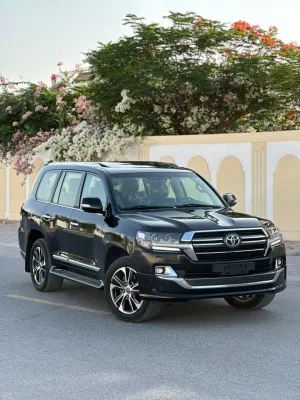 2020 تويوتا لاند كروزر in dubai