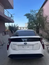2017 تويوتا بريوس