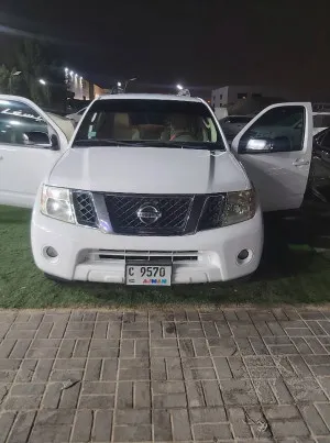 2011 نيسان باثفايندر  in dubai