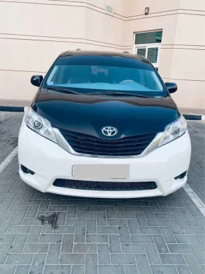 2013 Toyota Sienna in dubai