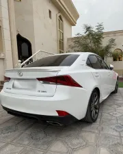 2017 لكزس اي اس