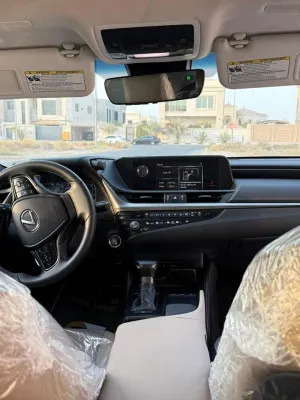 2021 لكزس ES - اي اس