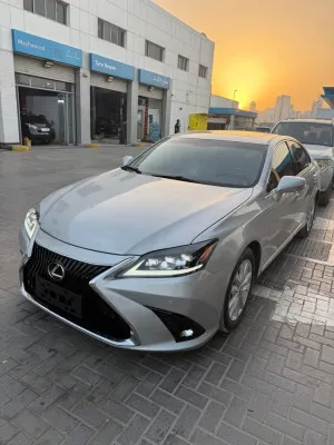 2011 Lexus ES in dubai
