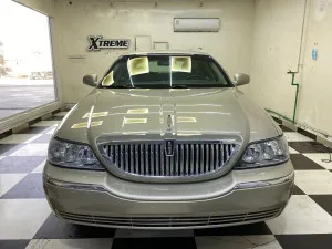 2010 لينكولن تاون كار in dubai