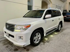 2014 تويوتا لاند كروزر in dubai