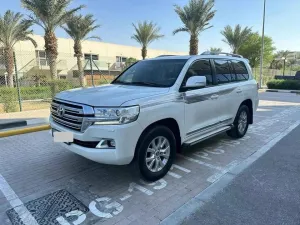 2016 تويوتا لاند كروزر in dubai