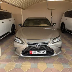 2019 Lexus ES in dubai