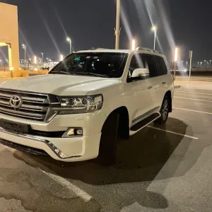 2016 تويوتا لاند كروزر in dubai