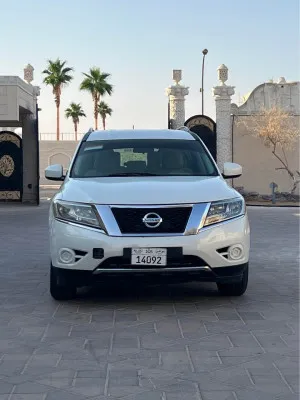 2013 نيسان باثفايندر  in dubai