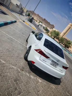 2016 لكزس اي اس