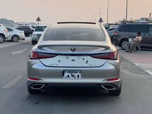 2019 لكزس ES - اي اس