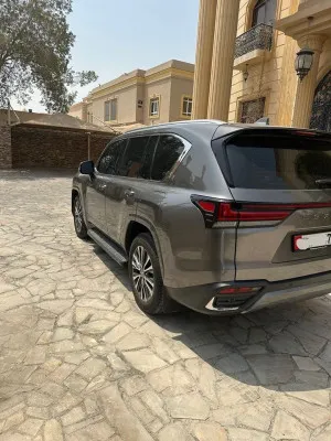 2025 لكزس ال اكس ٦٠٠