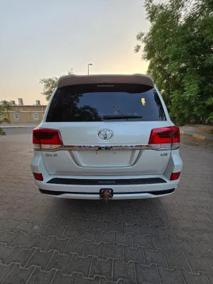 2017 Toyota Land Cruiser