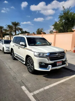 2013 تويوتا لاند كروزر in dubai